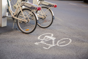 Fototapeta na wymiar image with detail of white bicycles for tourists