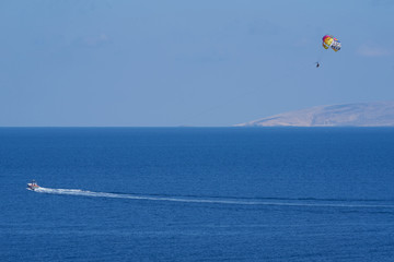 Gleitschirmfliegen an der Nordküste des Fischerdorfes Agia Pelagia der Insel Kreta