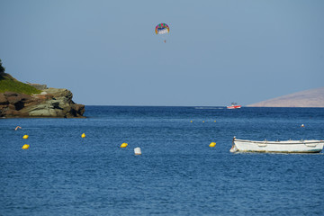 Gleitschirmfliegen an der Nordküste des Fischerdorfes Agia Pelagia der Insel Kreta
