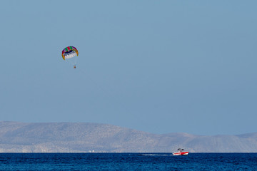 Gleitschirmfliegen an der Nordküste des Fischerdorfes Agia Pelagia der Insel Kreta