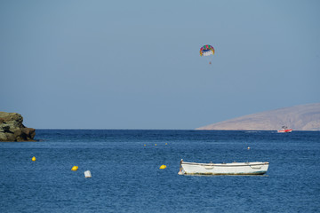 Gleitschirmfliegen an der Nordküste des Fischerdorfes Agia Pelagia der Insel Kreta