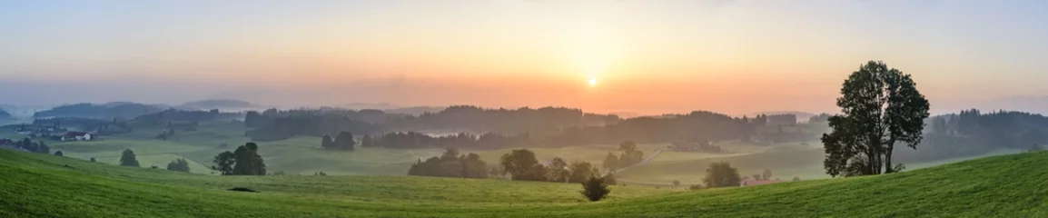 Tragetasche Sonnenaufgang in pittoresker Landschaft in Bayern © ARochau