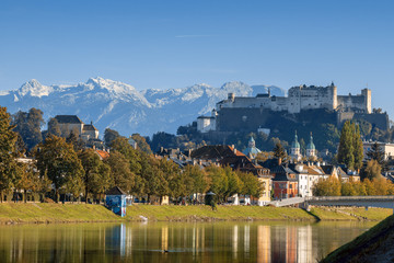 Fototapeta premium Salzburger Festung mit barocker Altstadt und Alpen im Hintergrund, Österreich