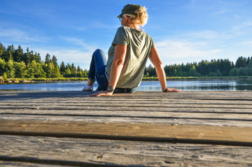 Frau auf einem Holz Bootssteg an einem See