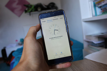 Persona che guarda l'ora al telfono