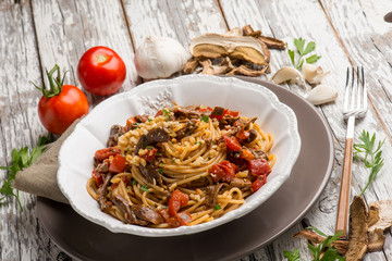 spaghetti with dried mushroom crumbs and tomatoes