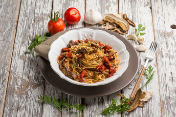 spaghetti with dried mushroom crumbs and tomatoes