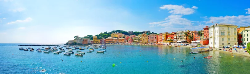 Fotobehang Liguria Uitzicht op de prachtige kustlijn in de zomer aan de baai van stilte in Sestri Levante, Italië.