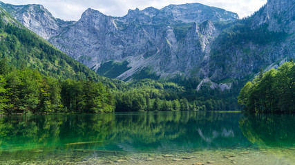 Obraz na płótnie Canvas Bergsee in Österreich mit Spiegelung