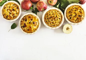 Gordijnen Tradition American Apples Pies on white background © Anjelika Gretskaia