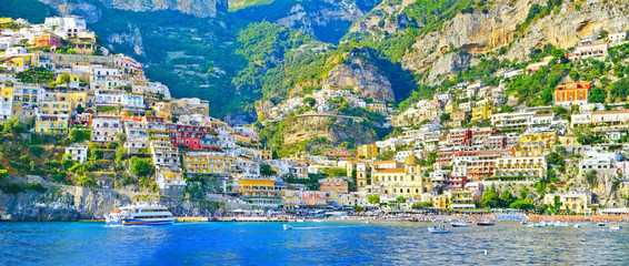 Weergave van Positano dorp langs de kust van Amalfi in Italië in de zomer.