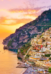 Uitzicht op het dorp Positano langs de kust van Amalfi in Italië bij zonsondergang.