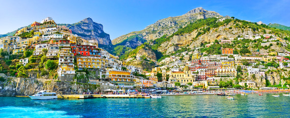 Blick auf das Dorf Positano entlang der Amalfiküste in Italien im Sommer.