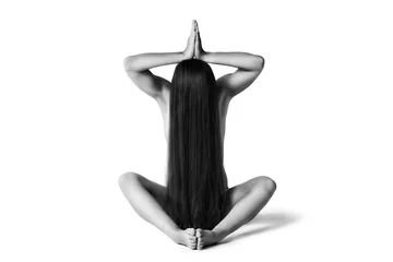 Poster Kunstakt, perfekter nackter Körper, sexy Frau isoliert auf weißem Hintergrund, Schwarz-Weiß-Studioaufnahme © staras