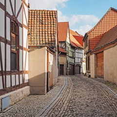 Gasse mit Fachwerkhäusern in der Altstadt von Quedlinburg