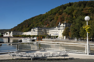 Blick von Brücke über die Lahn in der Kurstadt Bad Ems in Rheinland-Pfalz auf Promenade mit...
