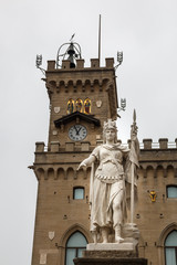 Freiheitsstatue (Statua della Libertà) und Rathaus am Platz Palazzo Pubblico in San Marino