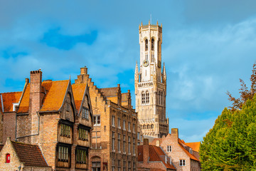 Brugge, België. Historische huizen en Belfort toren.