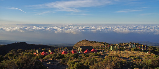 Camp pour la nuit juste au dessus des nuages lors de l'ascension du Kilimandjaro en Tanzanie