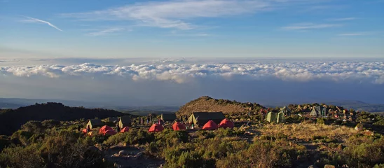 Papier Peint photo Kilimandjaro Camp pour la nuit juste au dessus des nuages lors de l'ascension du Kilimandjaro en Tanzanie