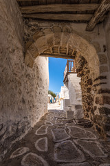 Naklejka premium Caratteristico vicolo ad arco nel villaggio di Chorio a Kimolos, arcipelago delle isole Cicladi GR