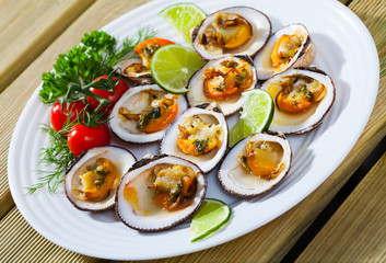 Baked clams with sauce and lime