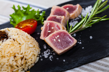 Tuna tataki with garnish of rice