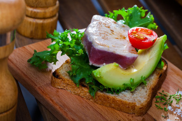 Sandwich with roasted tuna