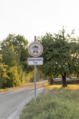 Verkehrsschild Anlieger frei an einem Feldweg