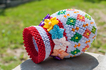 Kolorowy wazon na tle trawy origami 3D © olekgraf