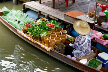 Naklejka premium Traditional merchant in Taling Chan floating market, Thailand