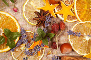 апельсин сухой и другие полезные продукты лежат на столе  - obrazy, fototapety, plakaty