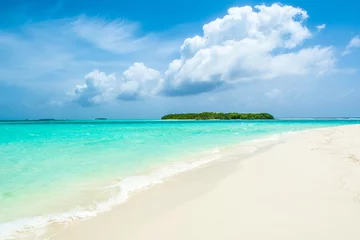 Crédence de cuisine en verre imprimé Plage tropicale Beautiful sandy beach in uninhabited island