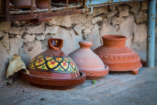 Traditional Berber clay dishes of Tajin for the preparation of a wide-spread dish in the Maghreb countries. Africa Morocco Tajin