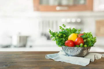 Abwaschbare Fototapete Gemüse Moderne Küche mit frischem Gemüse auf Holztischplatte, Platz für Sie und Ausstellungsprodukte.