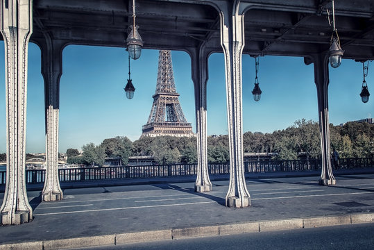 Fototapeta Bir-Hakeim bridge and Eiffel tower in Paris