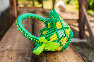 Zielono żółty koszyk wielkanocny origami 3D