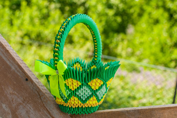 Zielono żółty koszyk wielkanocny origami 3D