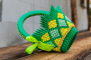 Zielono żółty koszyk wielkanocny origami 3D