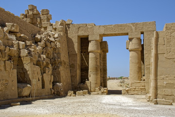 Obraz premium Stone ruins of an ancient Egyptian temple in Karnak. Luxor