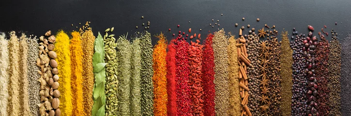 Photo sur Plexiglas Cuisine Épices et herbes colorées de collection sur le tableau noir de fond. Condiments méditerranéens pour décorer les emballages avec de la nourriture.