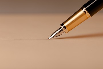 Parker Fountain Pen Draws a Straight Line on the Brown - obrazy, fototapety, plakaty