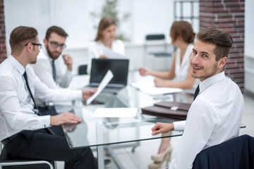 Obraz premium businessman and business team sitting at the Desk