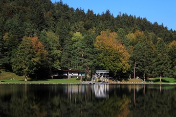 Naturbad mit Sprungturm im Herbst, Bad Faulenbach, Allgäu