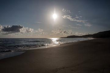 Alba su spiaggia tropicale