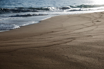Segni sulla sabbia e onde