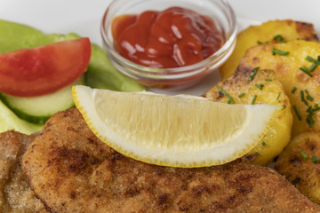 Nahaufnahme von einem Wiener Schnitzel mit Kartoffeln