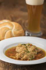 Bayerischen Griesnockerlsuppe in einen Teller