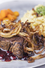 Zwiebelrostbraten mit Zwiebeln