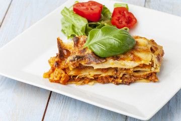 frische italienische Lasagne auf dem Teller